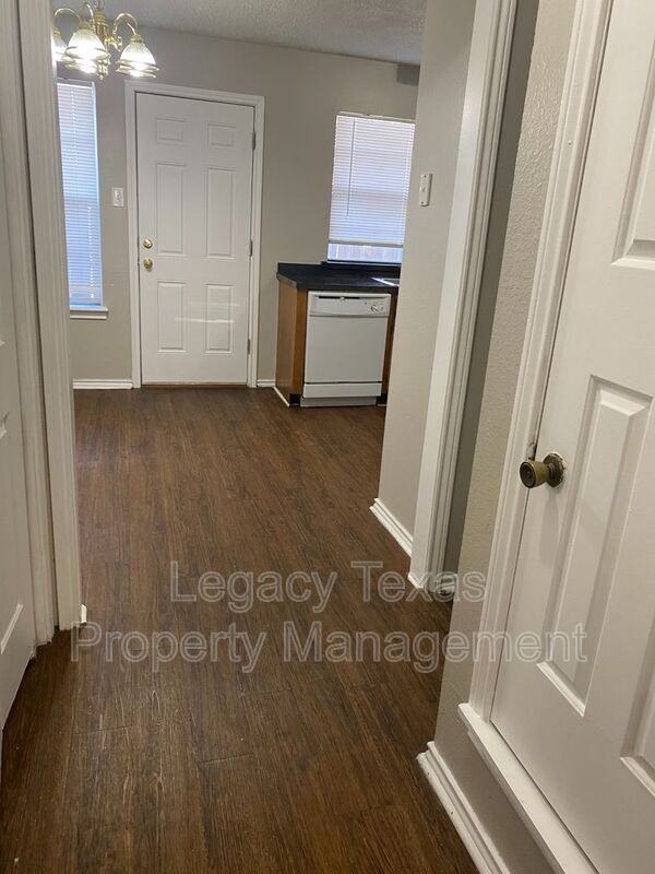 1608 Sun Valley Dr Apt C - Photo 4 of 18