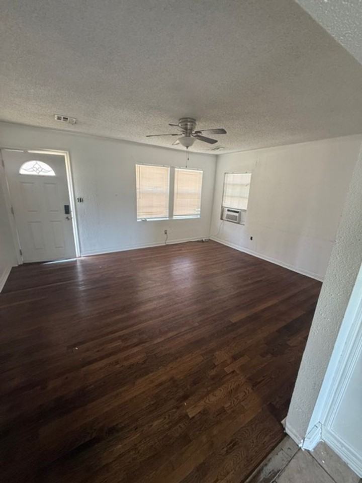 1617 N Oxford Ave - Photo 2 of 11