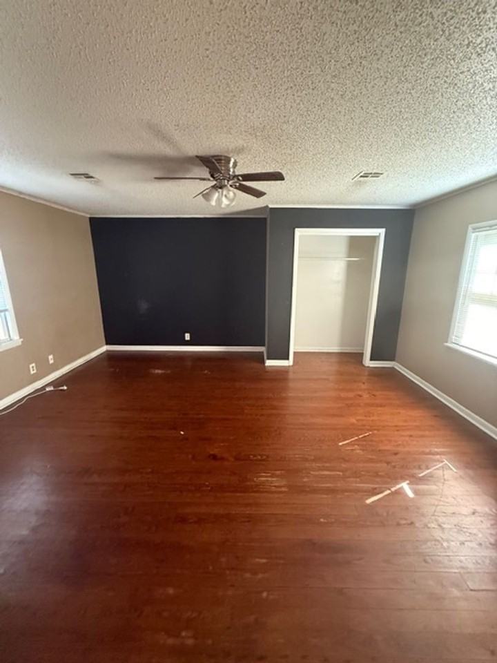 1617 N Oxford Ave - Photo 3 of 11