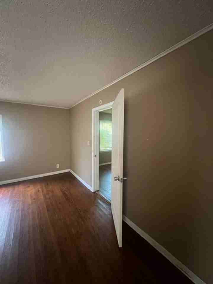 1617 N Oxford Ave - Photo 4 of 11