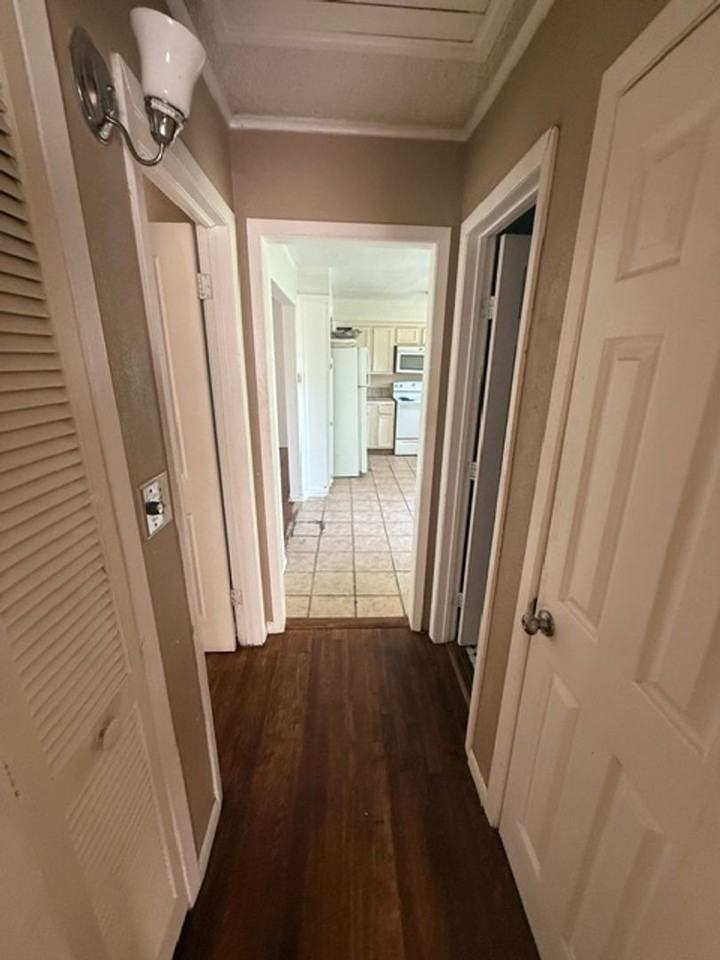 1617 N Oxford Ave - Photo 5 of 11