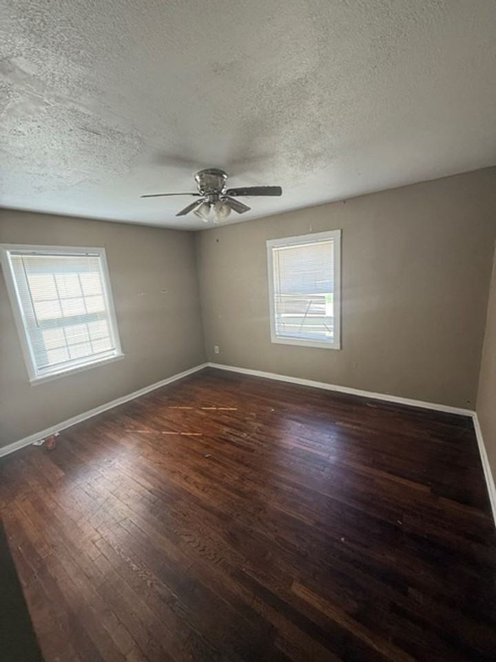 1617 N Oxford Ave - Photo 6 of 11