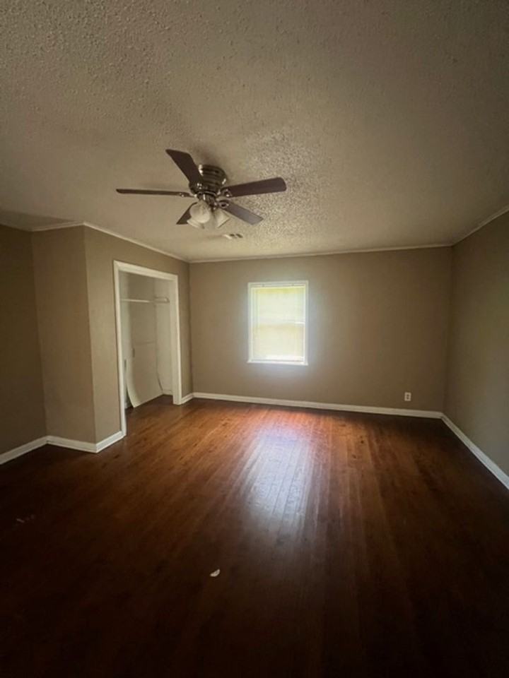 1617 N Oxford Ave - Photo 7 of 11