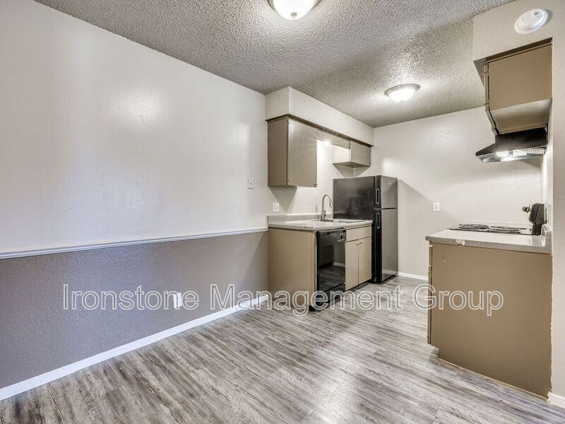 4651 S Darlington Ave #2L - Photo 2 of 16