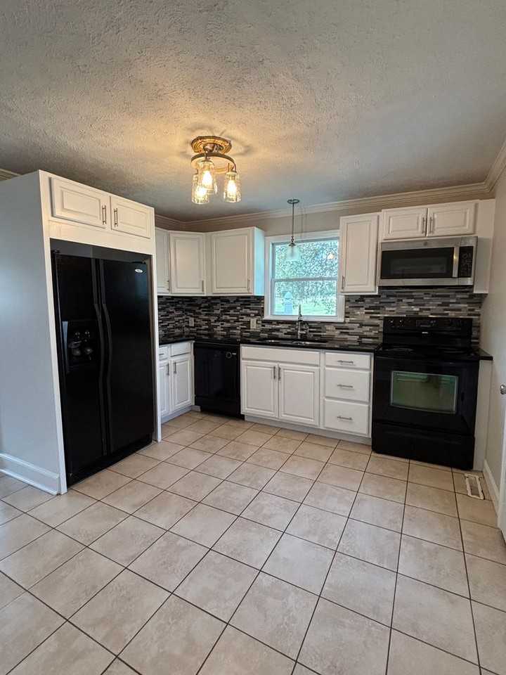 2465 Griffith Rd - Photo 3 of 26