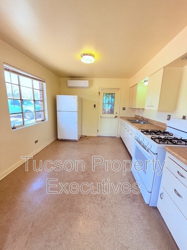 2831 E Adams St - Photo 2 of 17