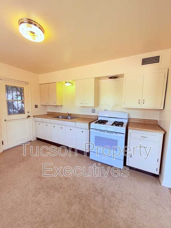 2831 E Adams St - Photo 3 of 17