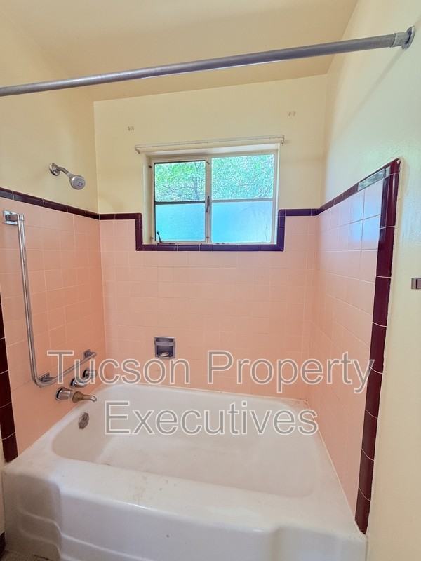 2831 E Adams St - Photo 5 of 17