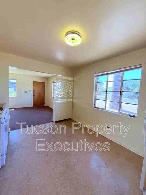 2831 E Adams St - Photo 6 of 17