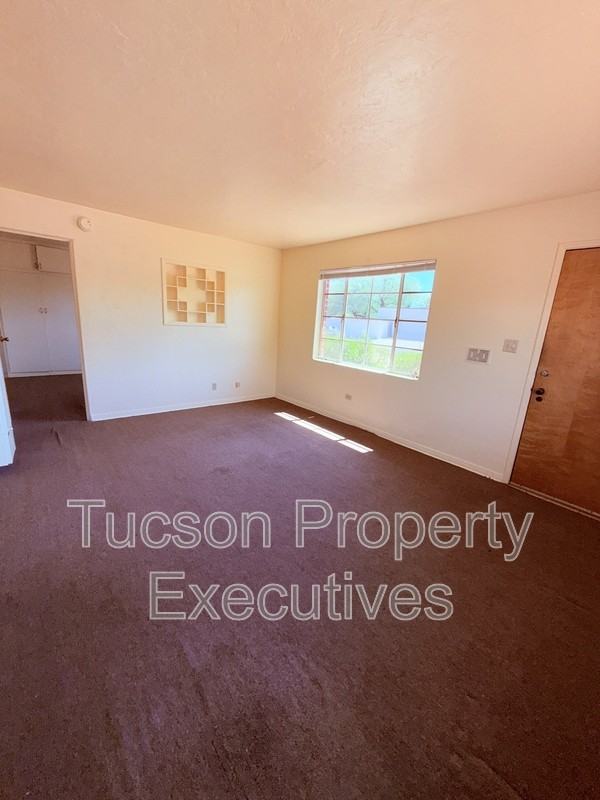 2831 E Adams St - Photo 7 of 17