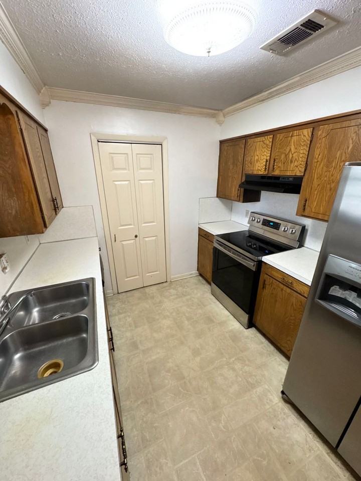 2106 Waymon St - Photo 3 of 8