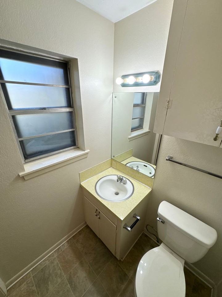 2106 Waymon St - Photo 7 of 8