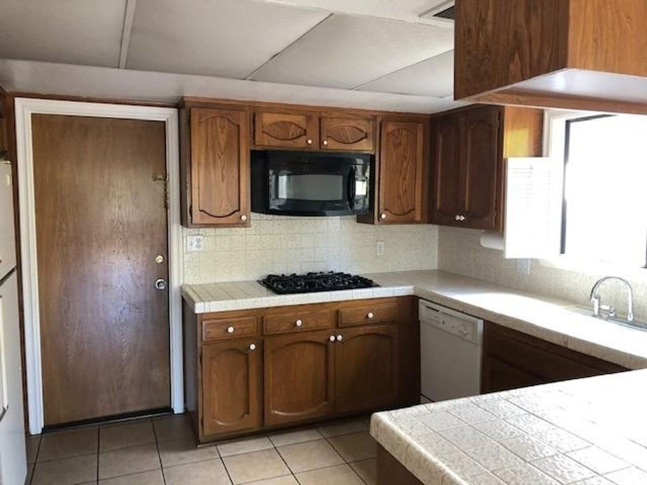 10640 Almond Ave - Photo 3 of 18
