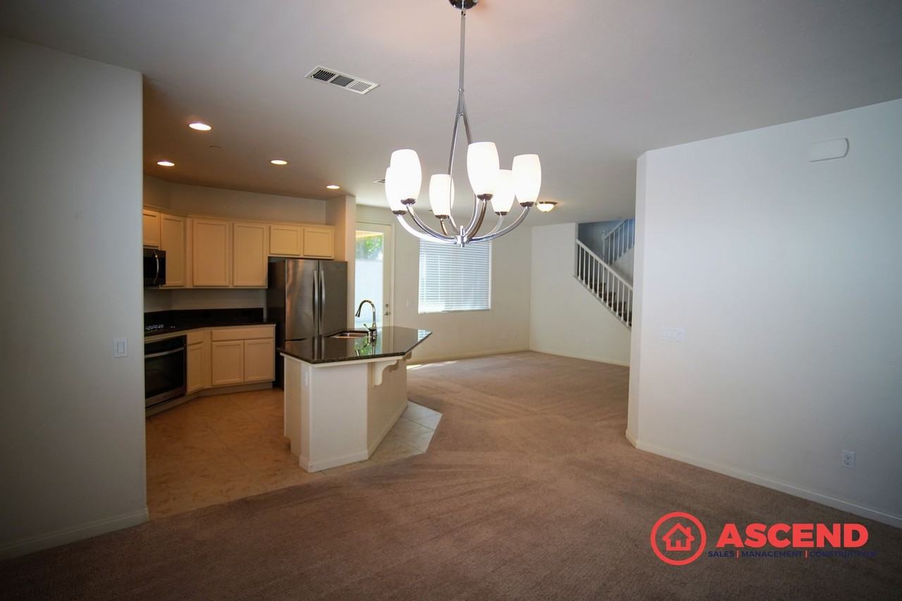 2010 Holt Rinehart Ave - Photo 5 of 22