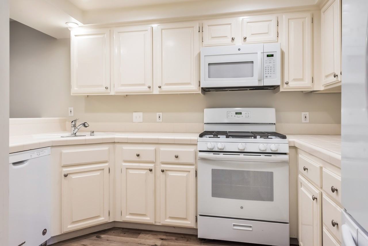 2110 De La Vina St - Photo 5 of 19