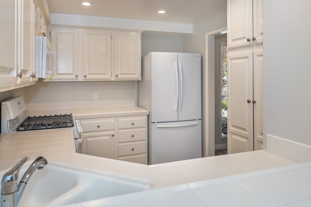 2110 De La Vina St - Photo 7 of 19