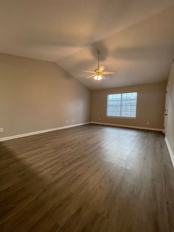 185 Leeswood Cir - Photo 2 of 11