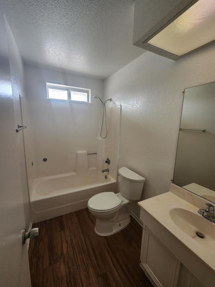 5519 Abronia Ave - Photo 7 of 9