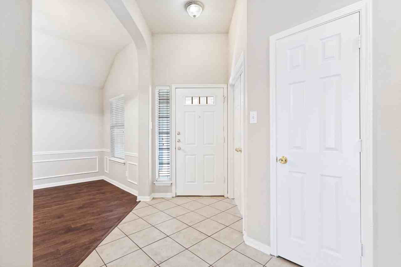 1318 Coronado Blvd - Photo 4 of 28