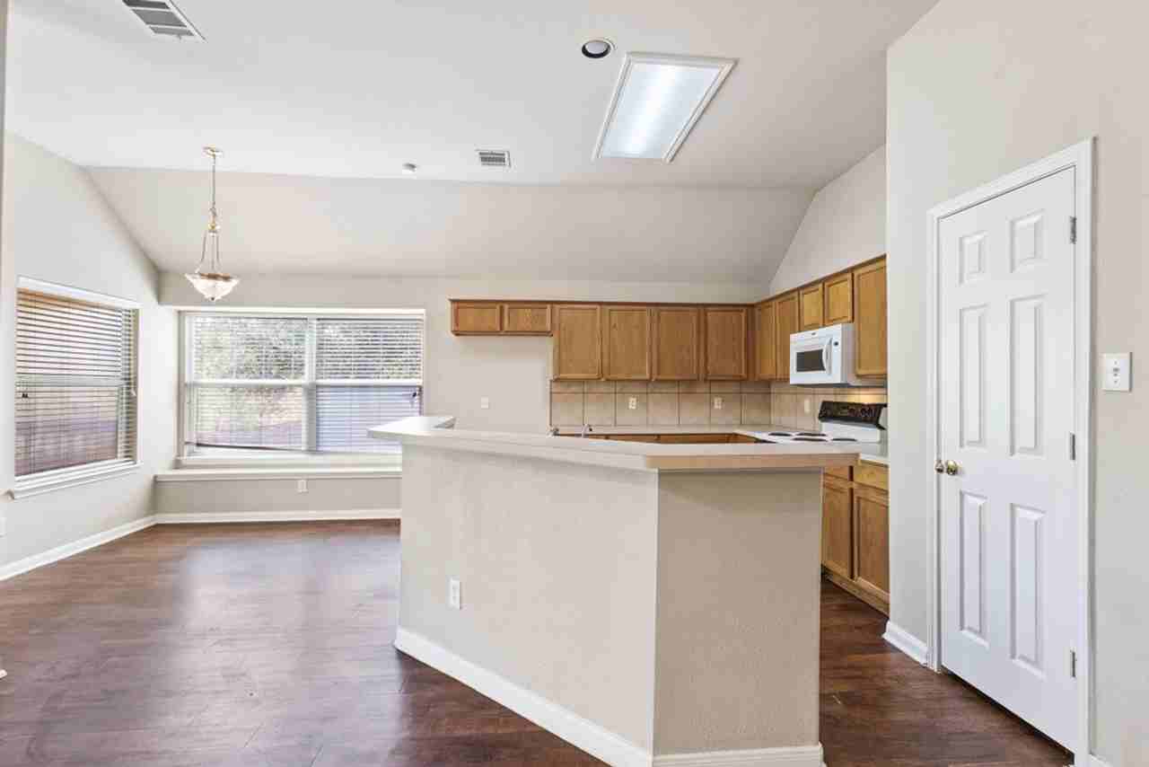 1318 Coronado Blvd - Photo 7 of 28