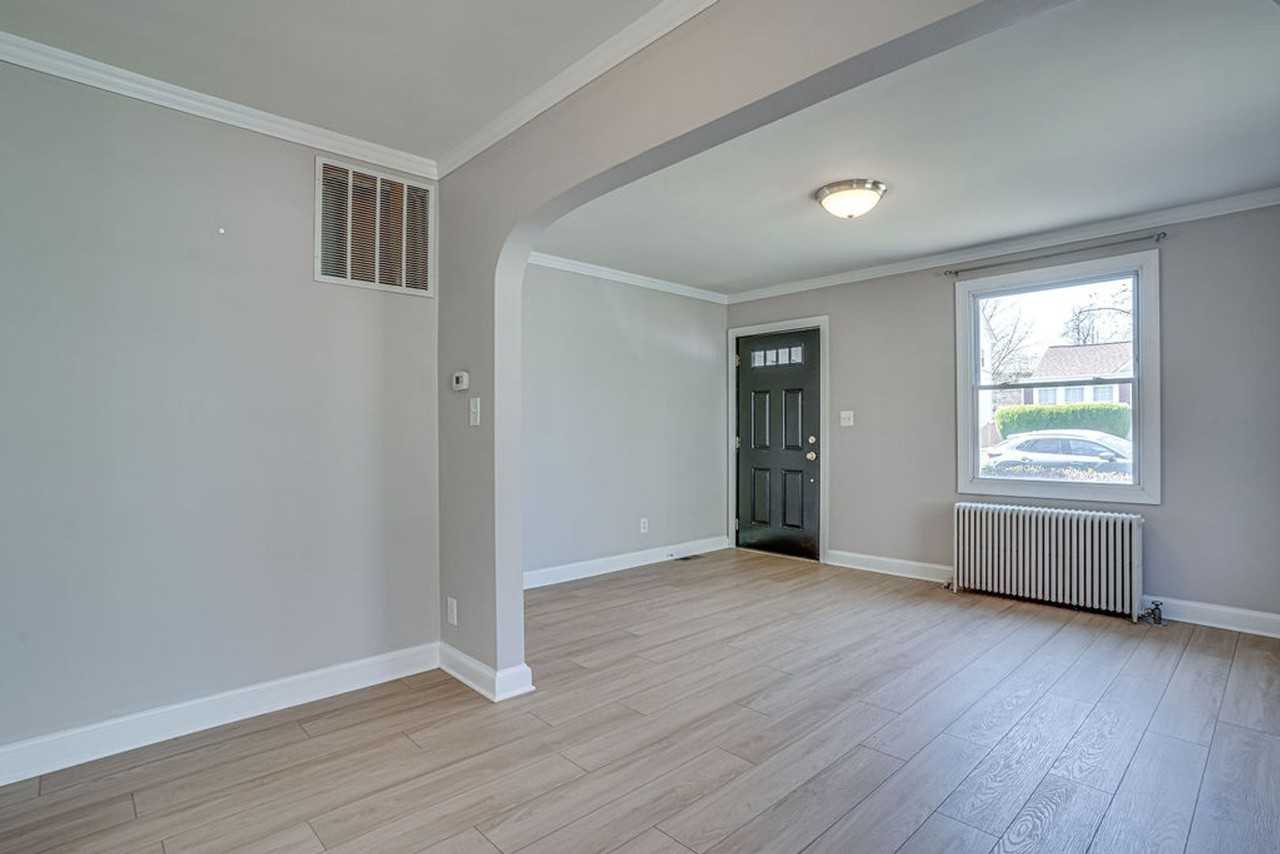 859 N Abingdon St - Photo 7 of 35