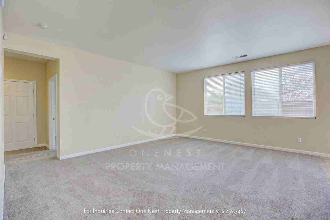 1746 Barney Ave - Photo 5 of 19