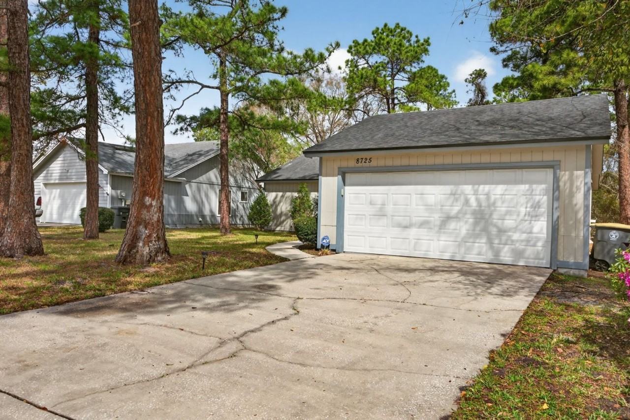 8725 Huntington Woods Cir N - Photo 3 of 30