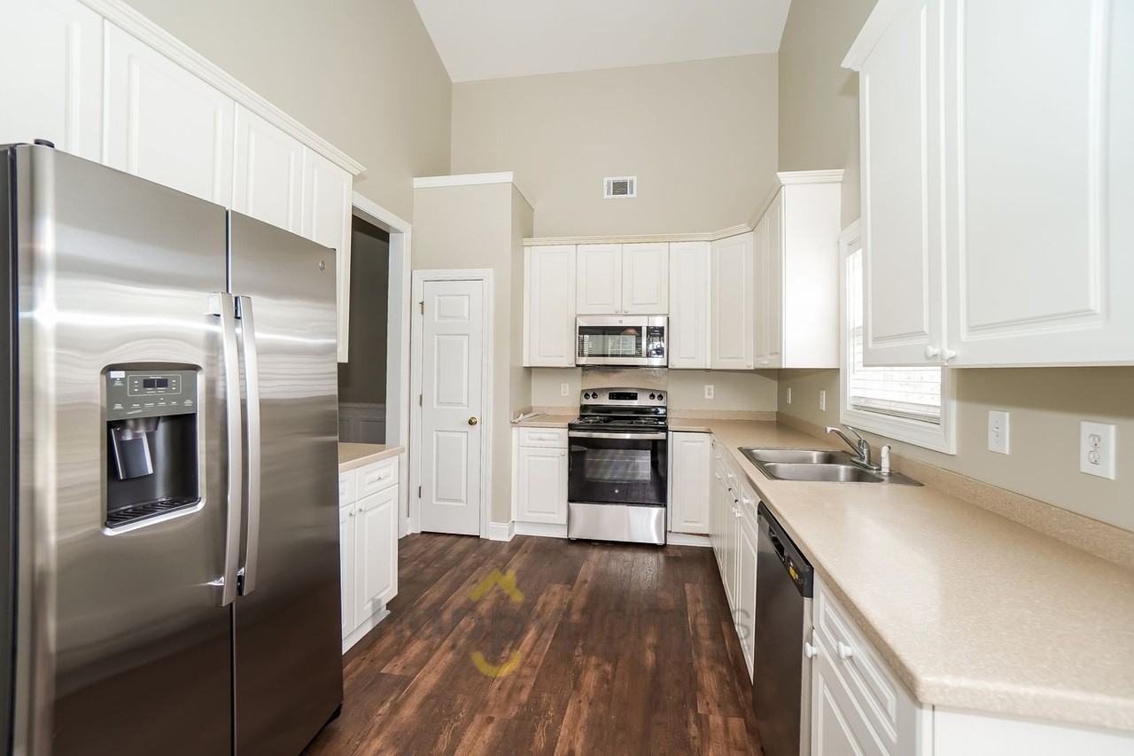 4901 Pineridge Rd - Photo 6 of 17