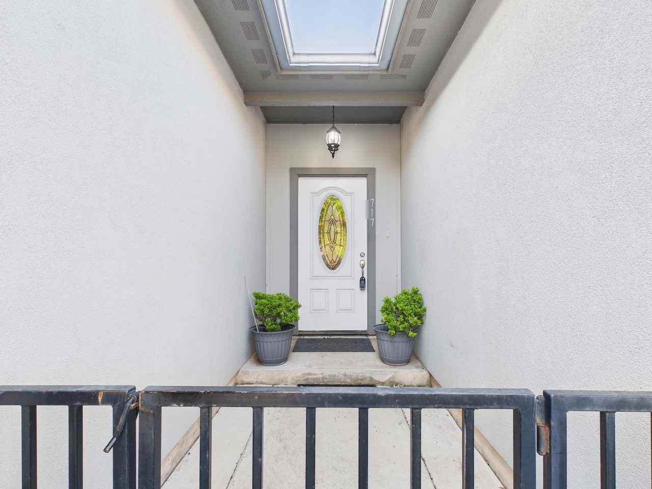 717 Darlington Dr - Photo 3 of 26