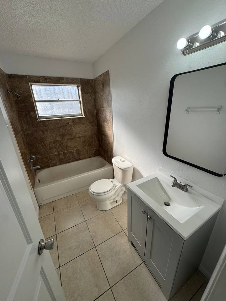 2206 W Highland St - Photo 5 of 7