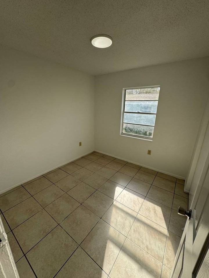 2206 W Highland St - Photo 6 of 7