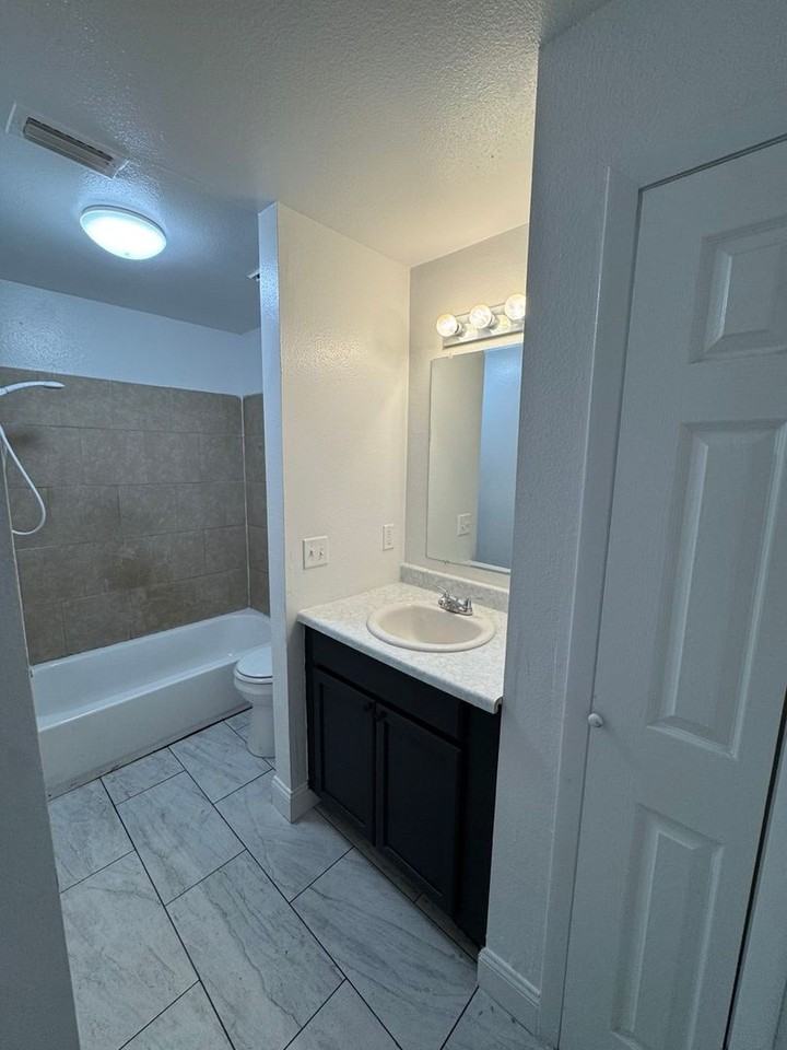 3049 Saint Paul Dr - Photo 4 of 9