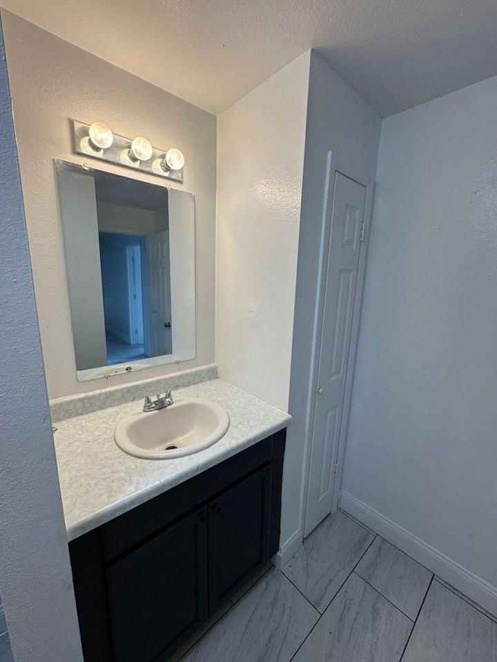 3049 Saint Paul Dr - Photo 6 of 9