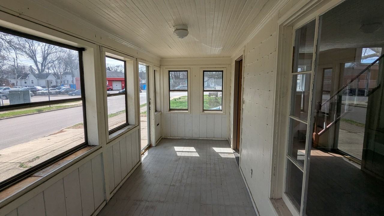 914 Pitkin Ave - Photo 7 of 37