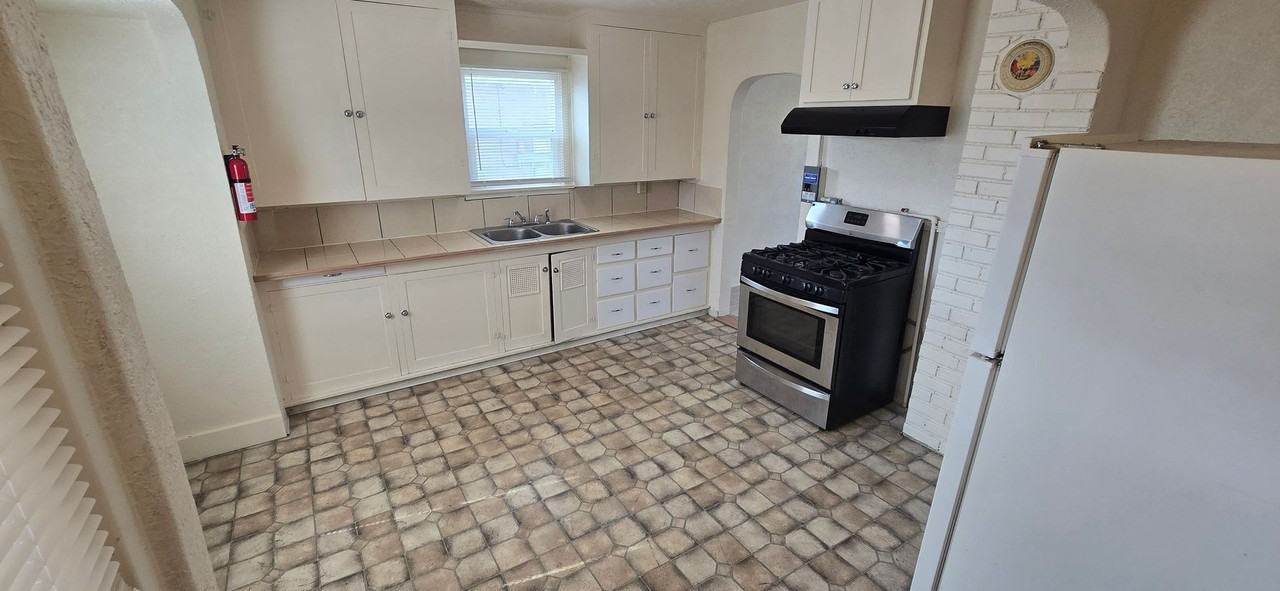 2518 Applegate Ave - Photo 3 of 12