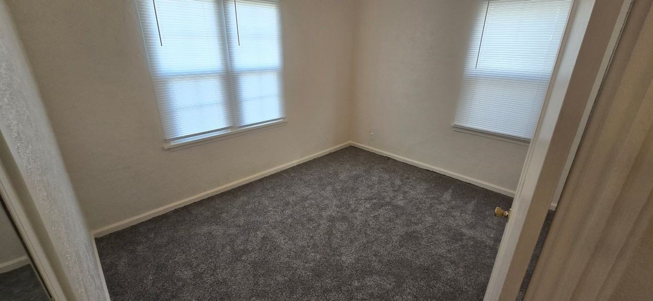 2518 Applegate Ave - Photo 4 of 12