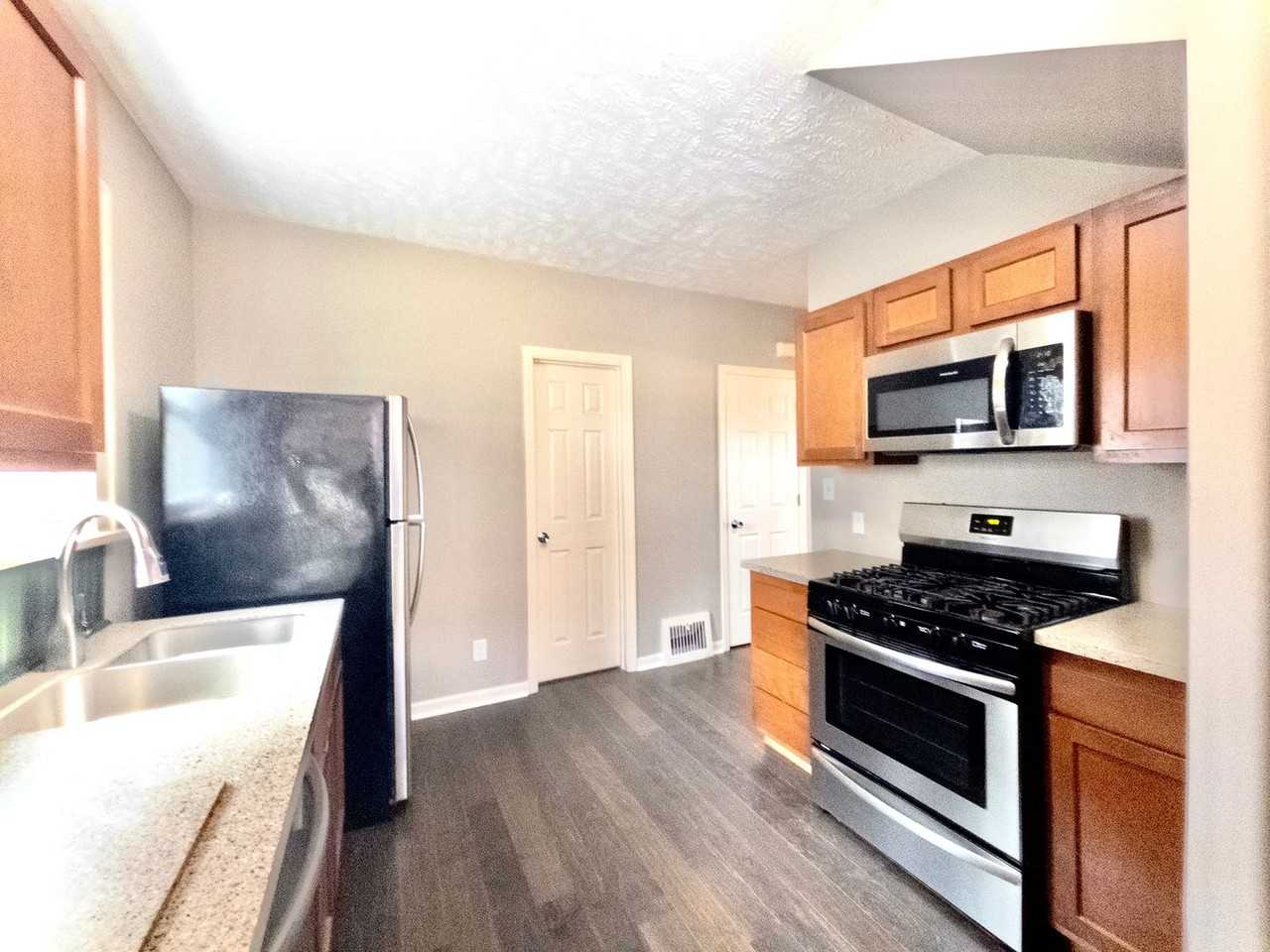 5039 Miami St - Photo 5 of 23