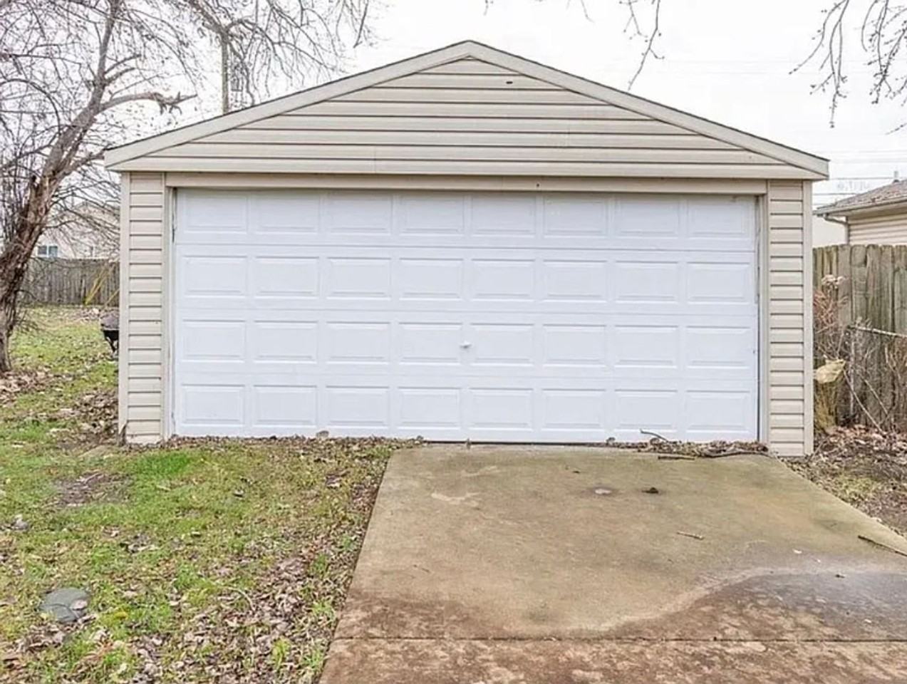 25390 Pinehurst St - Photo 2 of 3