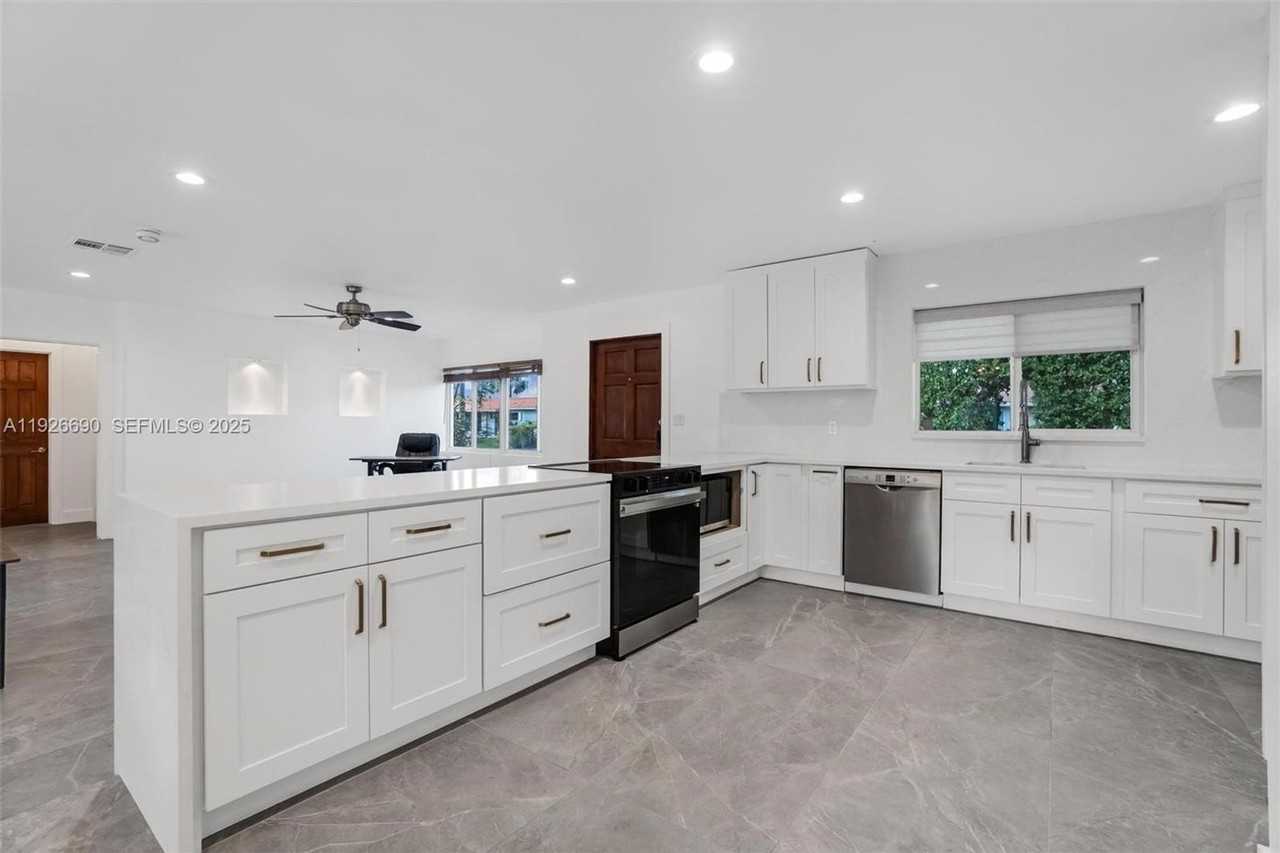1478 Ne 57th St - Photo 2 of 13