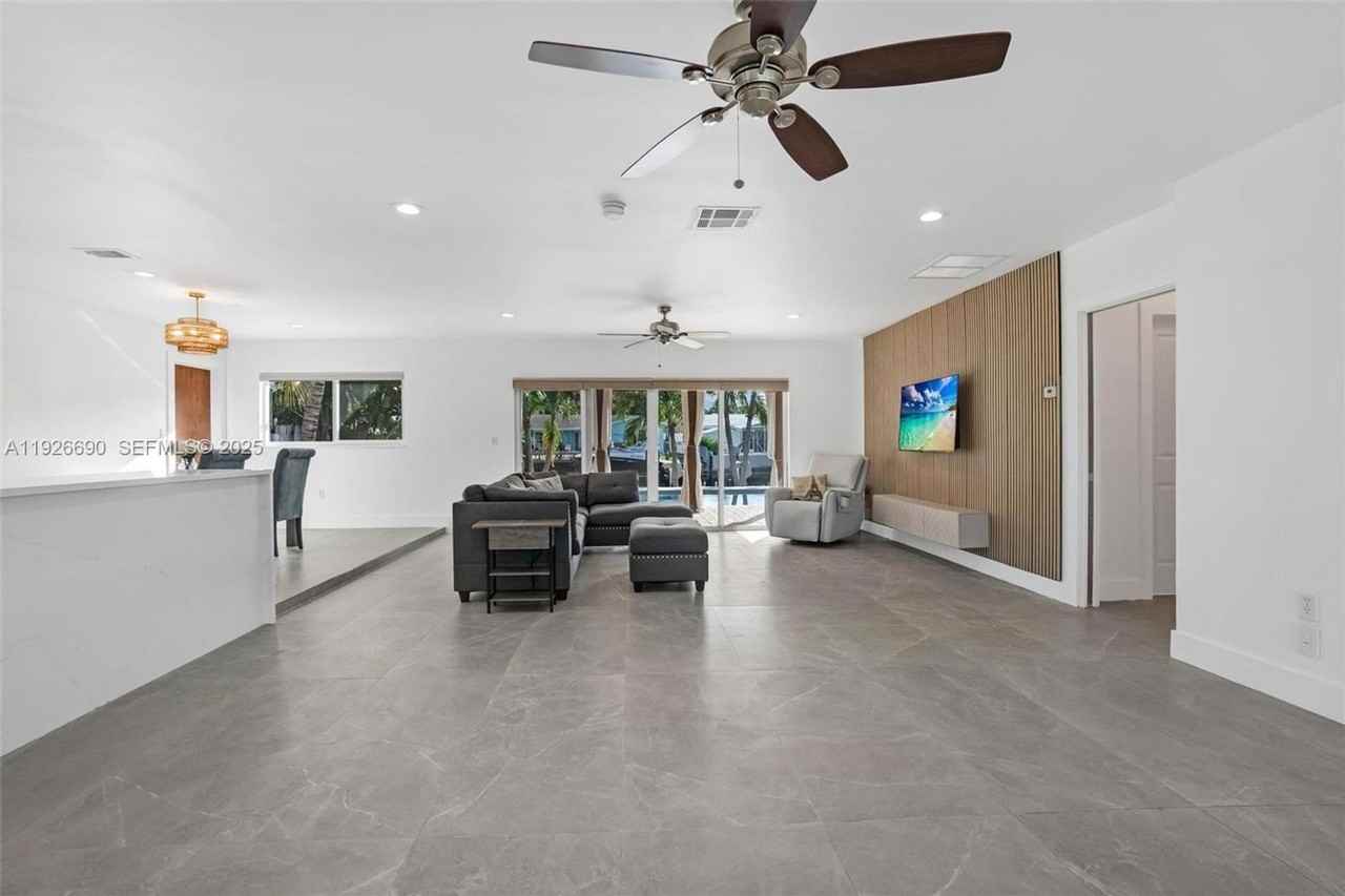 1478 Ne 57th St - Photo 5 of 13