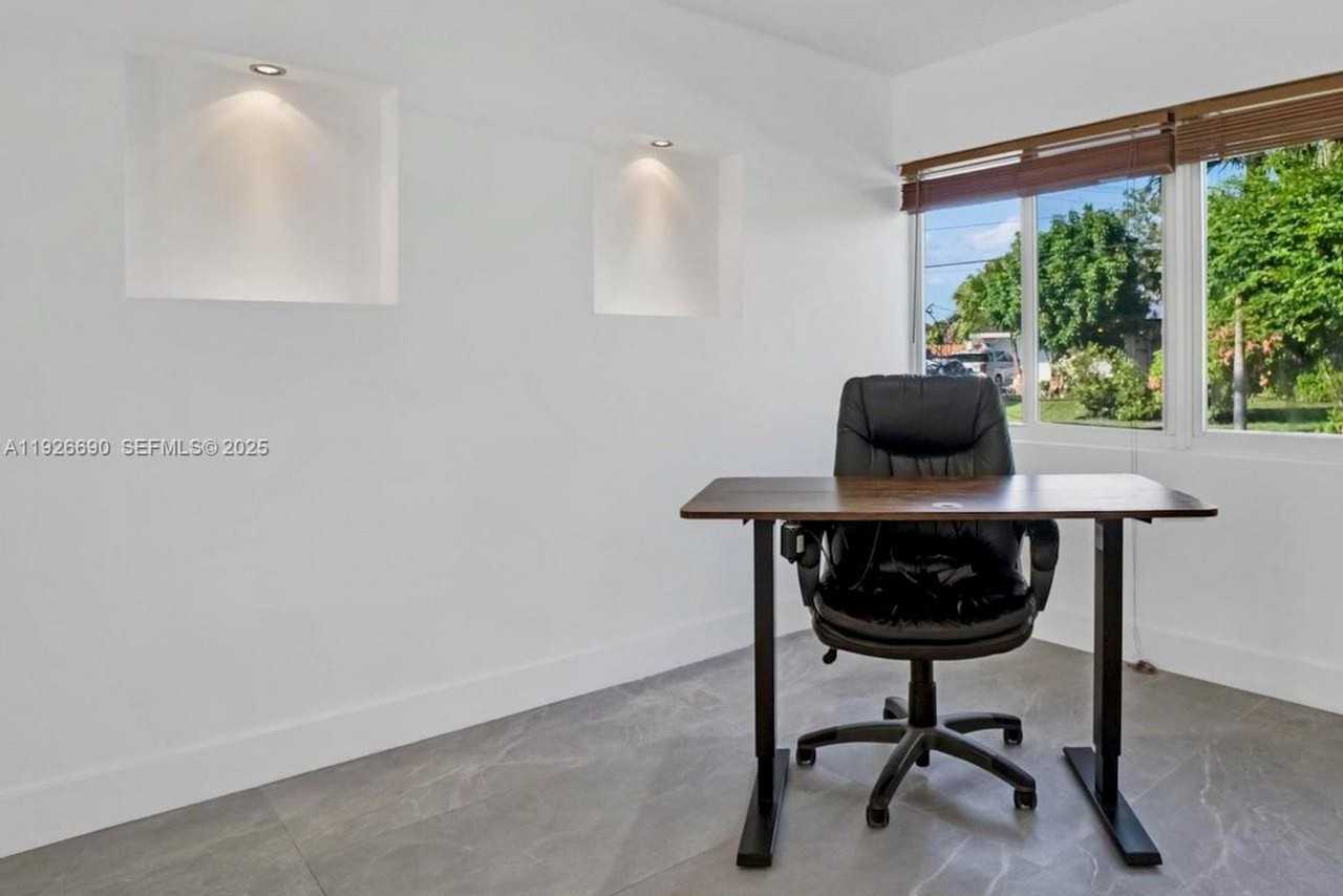 1478 Ne 57th St - Photo 7 of 13