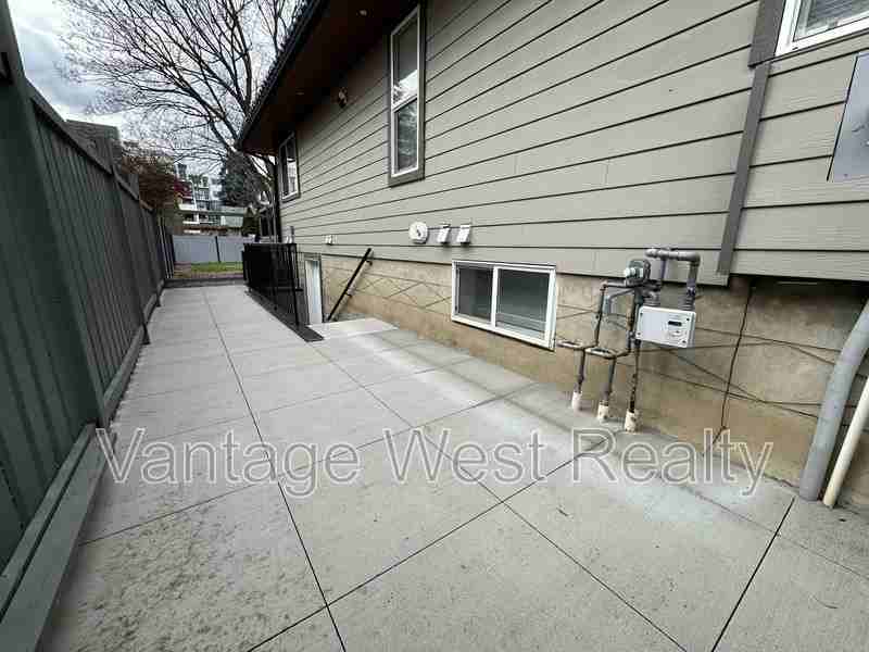 1300 Flemish St - Photo 2 of 14