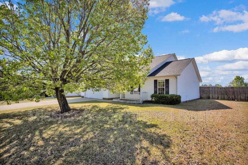 304 Hawthorn Dr - Photo 3 of 29