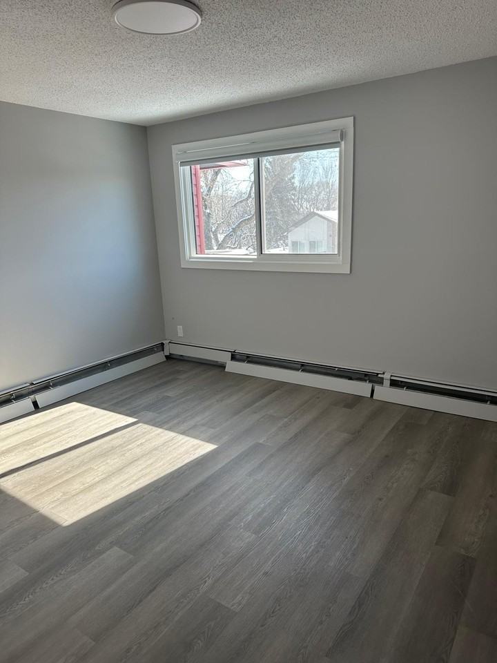 85 Ave & 99 St NW #405 - Photo 6 of 7