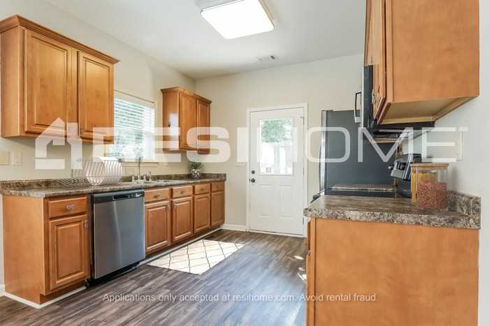 102 Rockbrook Ln - Photo 4 of 18