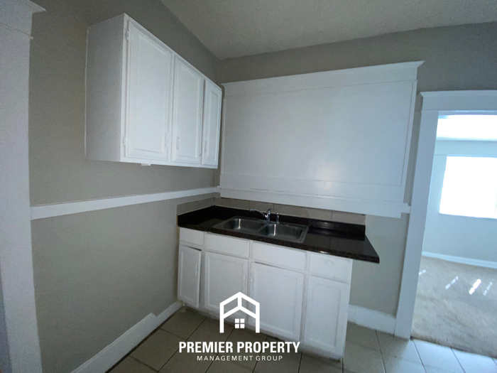 696 N Willett St - Photo 7 of 20