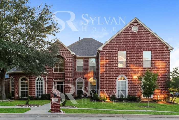 3906 Parker Oaks Dr - Photo 2 of 16