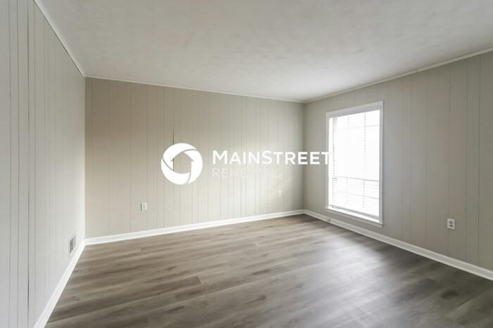 2812 Lake Park Rd - Photo 4 of 16