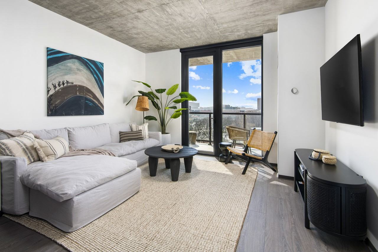 1380 W Randolph St #913 - Photo 2 of 7