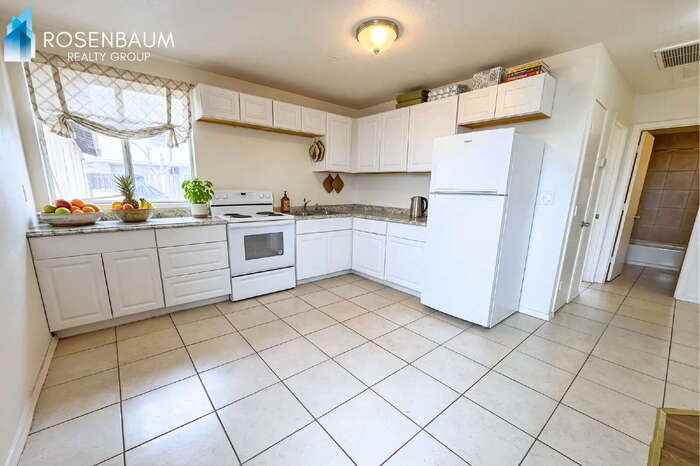 1702 W Shangri La Rd #3 - Photo 4 of 7